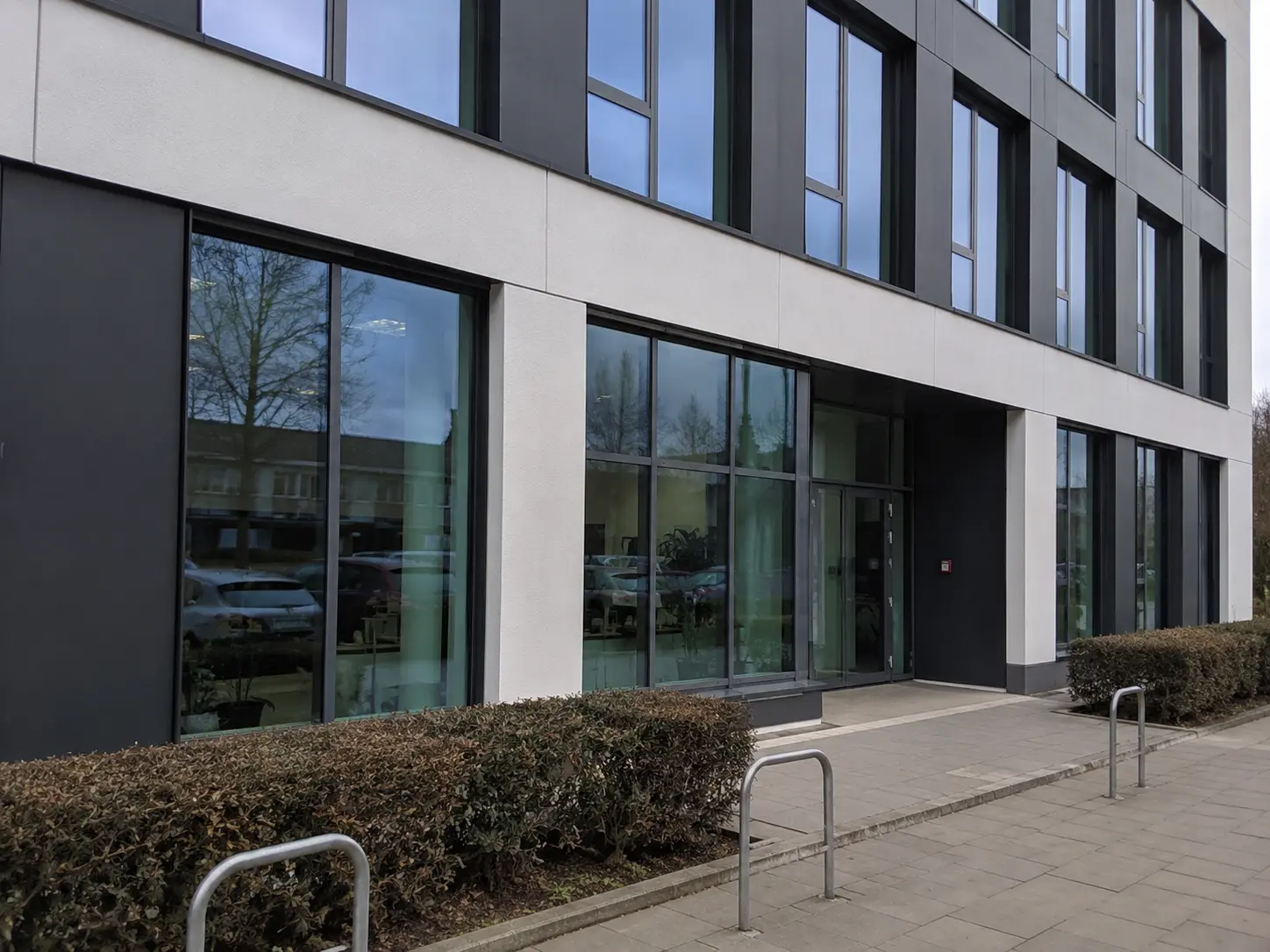 Eingangsbereich eines Bürogebäudes: professionelle Gebäudereinigung in Göttingen