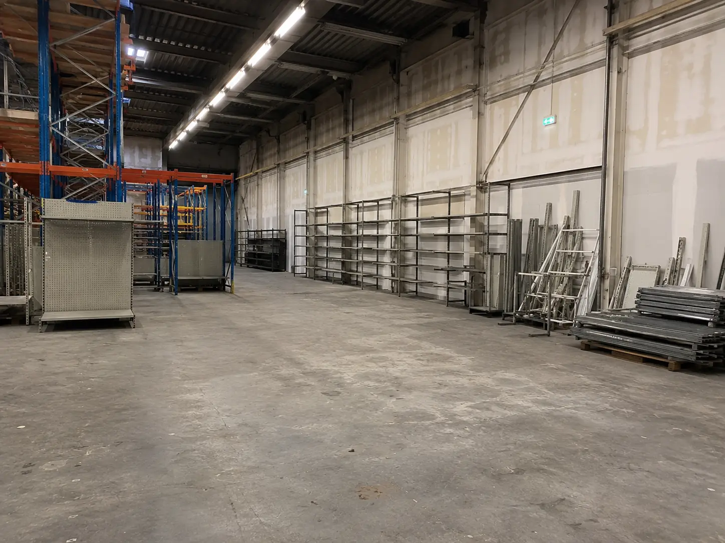 Gewerbliche Lagerhalle: Flächengröße und Nutzung beeinflussen die Kosten der Gebäudereinigung