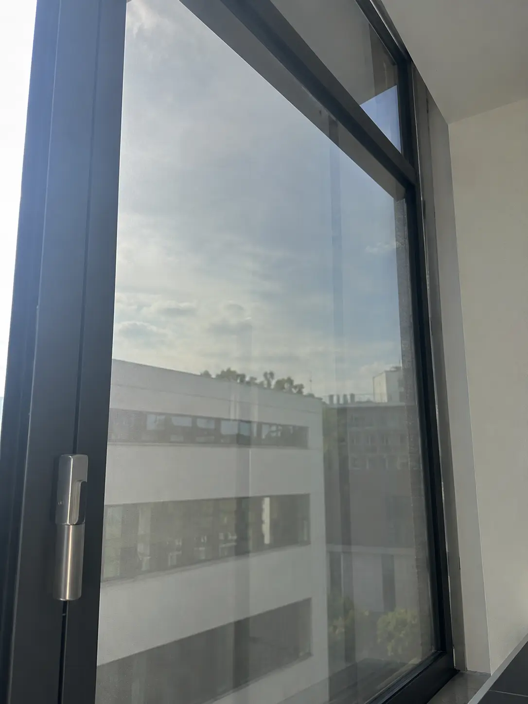 Foliertes Bürofenster nach der professionellen Glasreinigung in Hannover