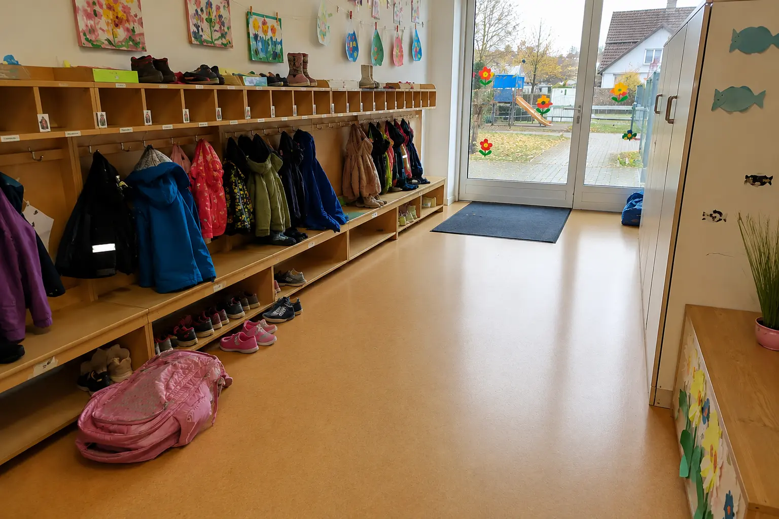 Gepflegter Eingangsflur einer Kindertagesstätte nach professioneller Kitareinigung in Göttingen