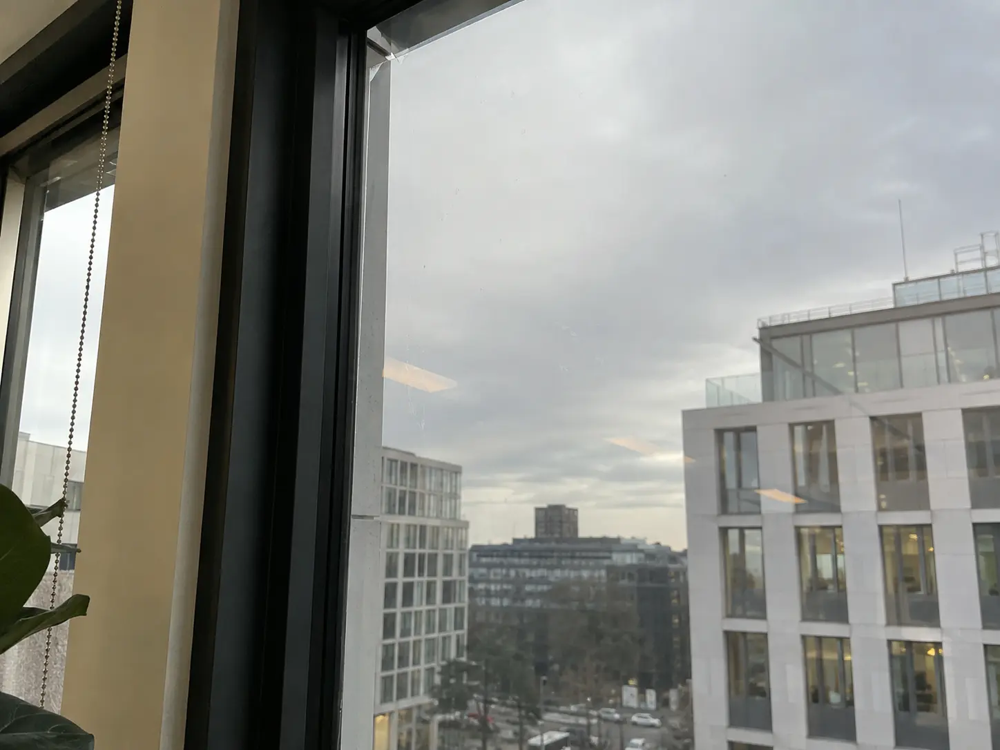 Randbereich einer Sonnenschutzfolie am Fensterrahmen eines Bürogebäudes in Hannover