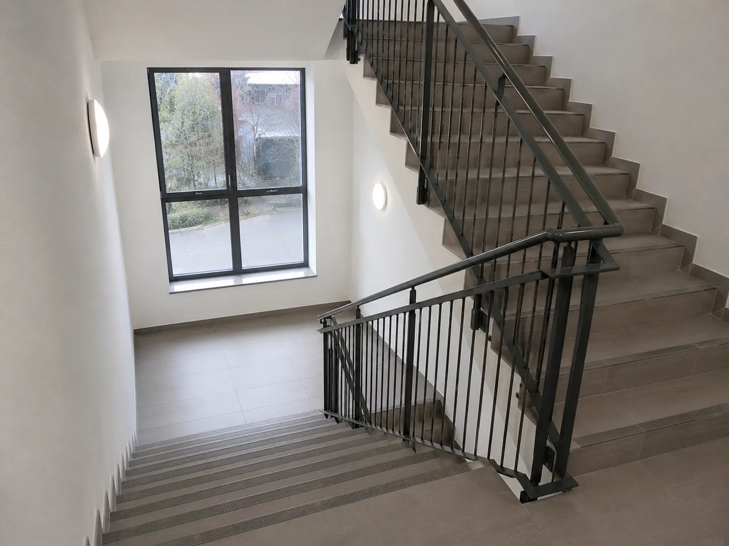 Gepflegtes modernes Treppenhaus nach professioneller Gebäudereinigung