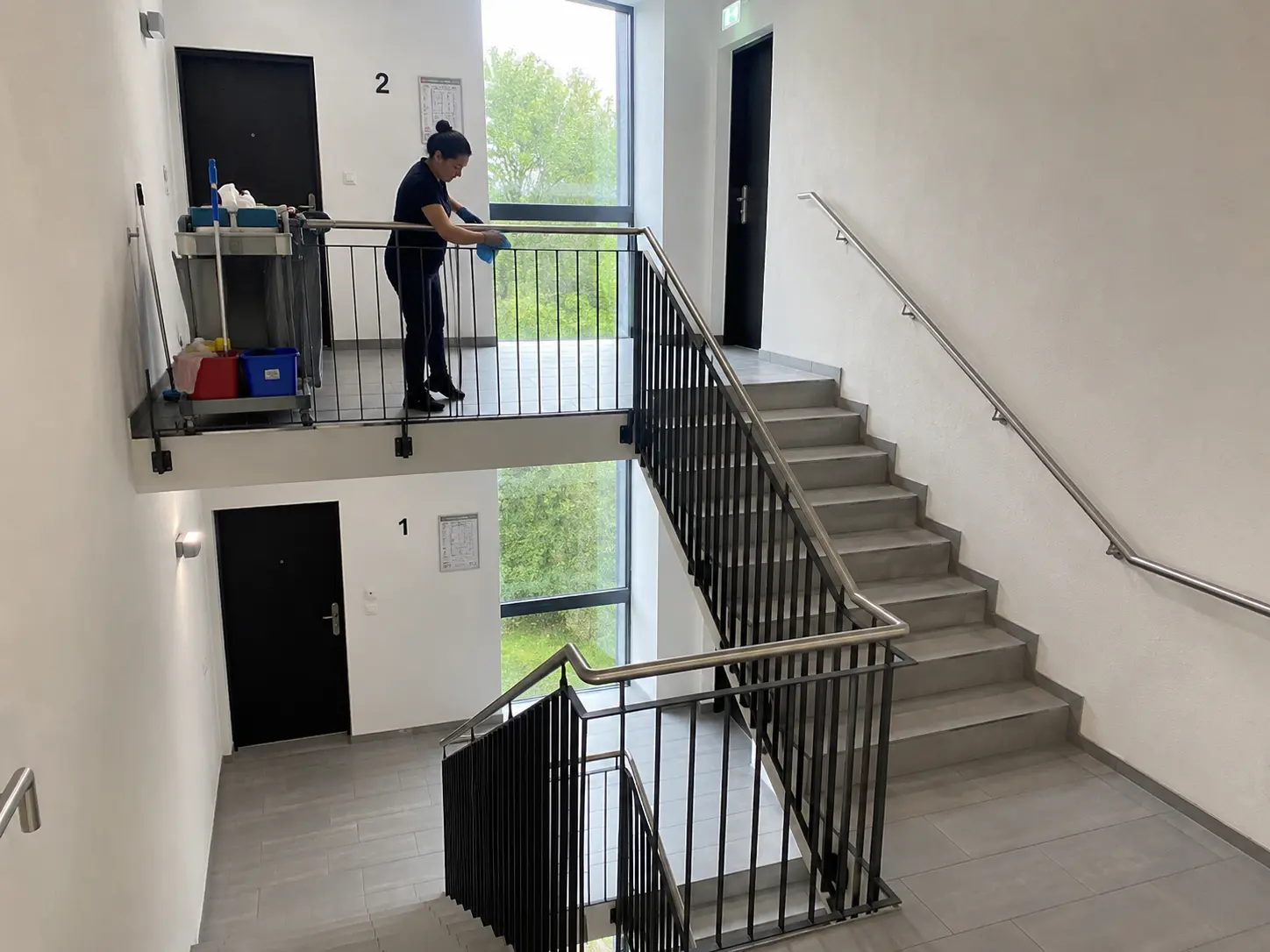 Treppenhausreinigung am Geländer: professionelle Gebäudereinigung in Göttingen