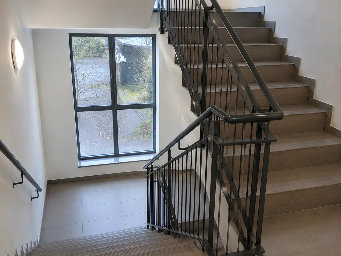 Treppenhausreinigung: Modernes Treppenhaus nach professioneller Reinigung