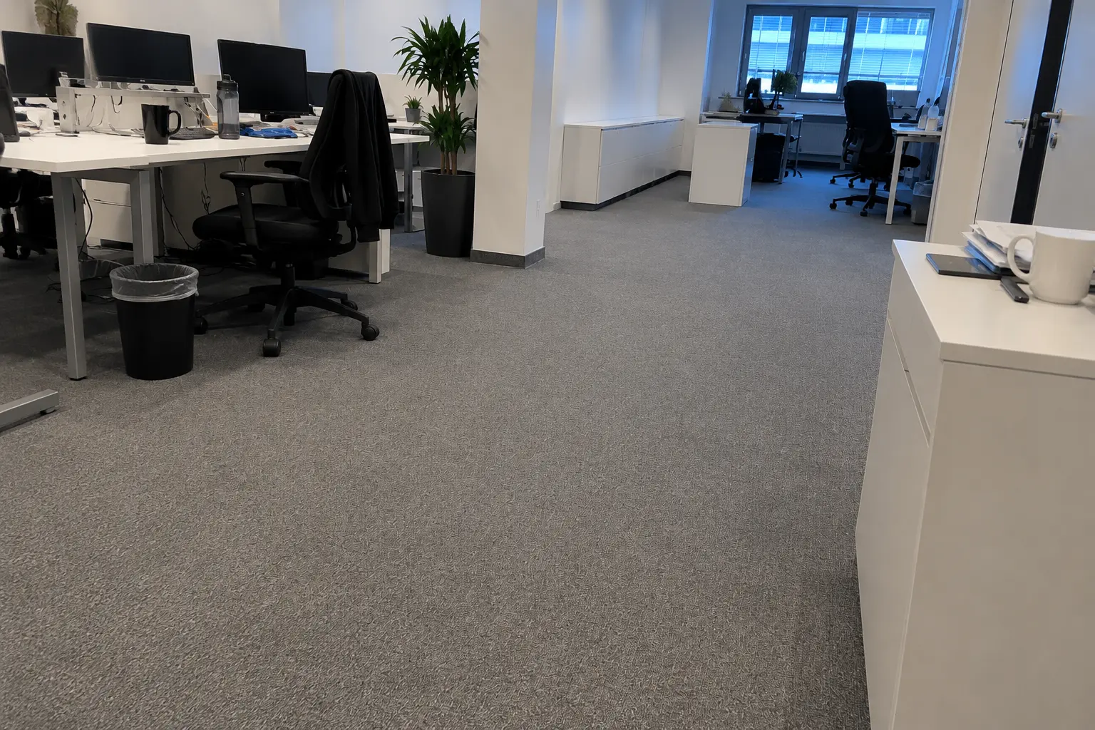 Modernes Großraumbüro in Göttingen: professionelle Büroreinigung für Desk-Sharing-Arbeitsplätze