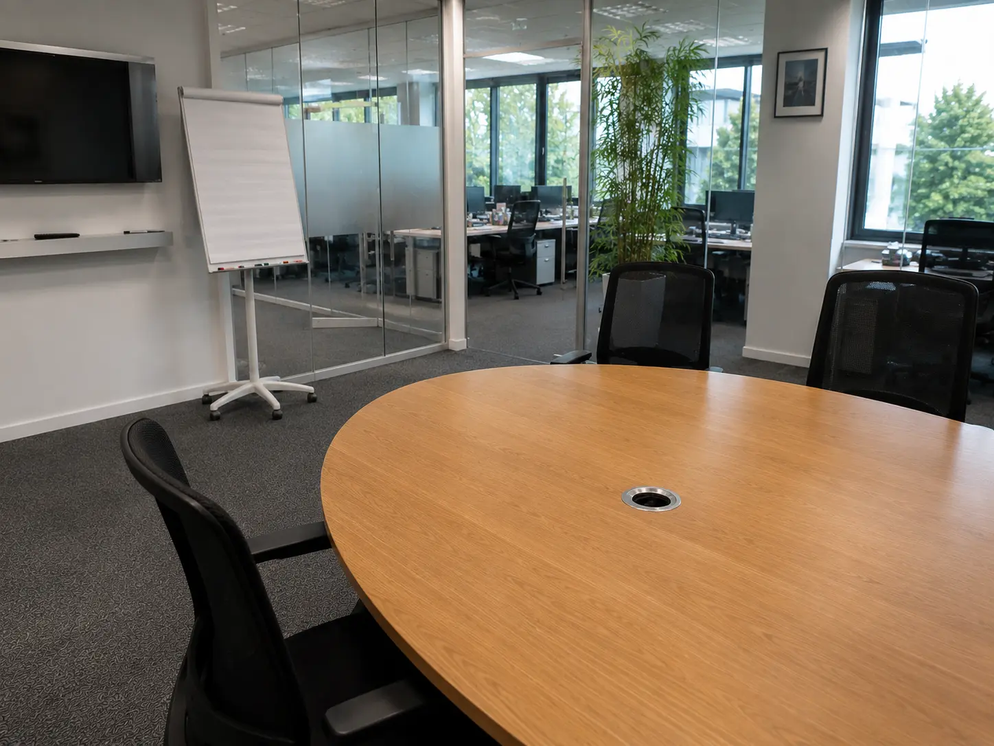 Professionelle Unterhaltsreinigung im Konferenzraum