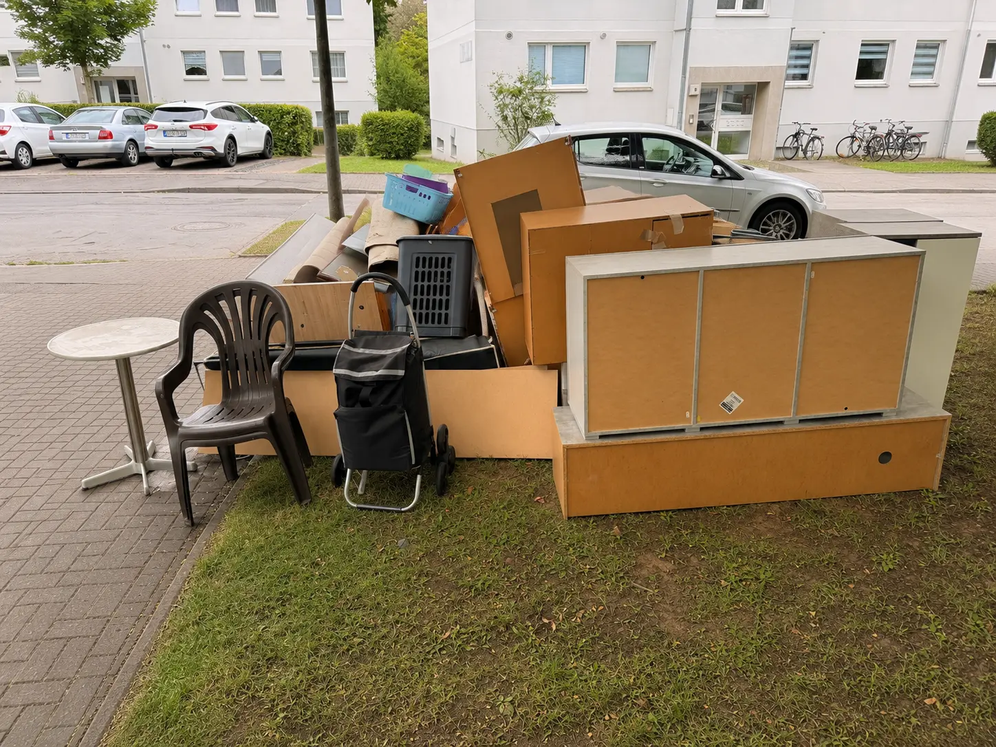 Aussortierte Möbel und Haushaltsgegenstände bei einer Entrümpelung von ConceptCleaning hilft