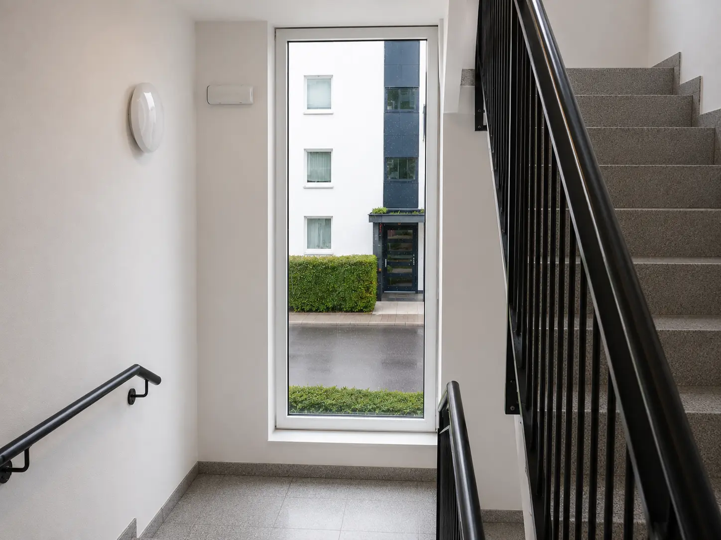 Treppenhausfenster nach professioneller Glasreinigung in Hildesheim