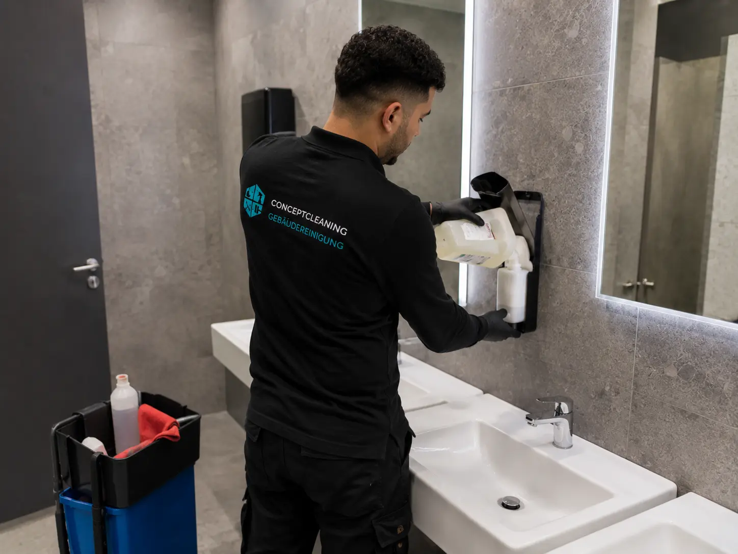 Sanitärreinigung und Nachfüllservice am Seifenspender in Kassel